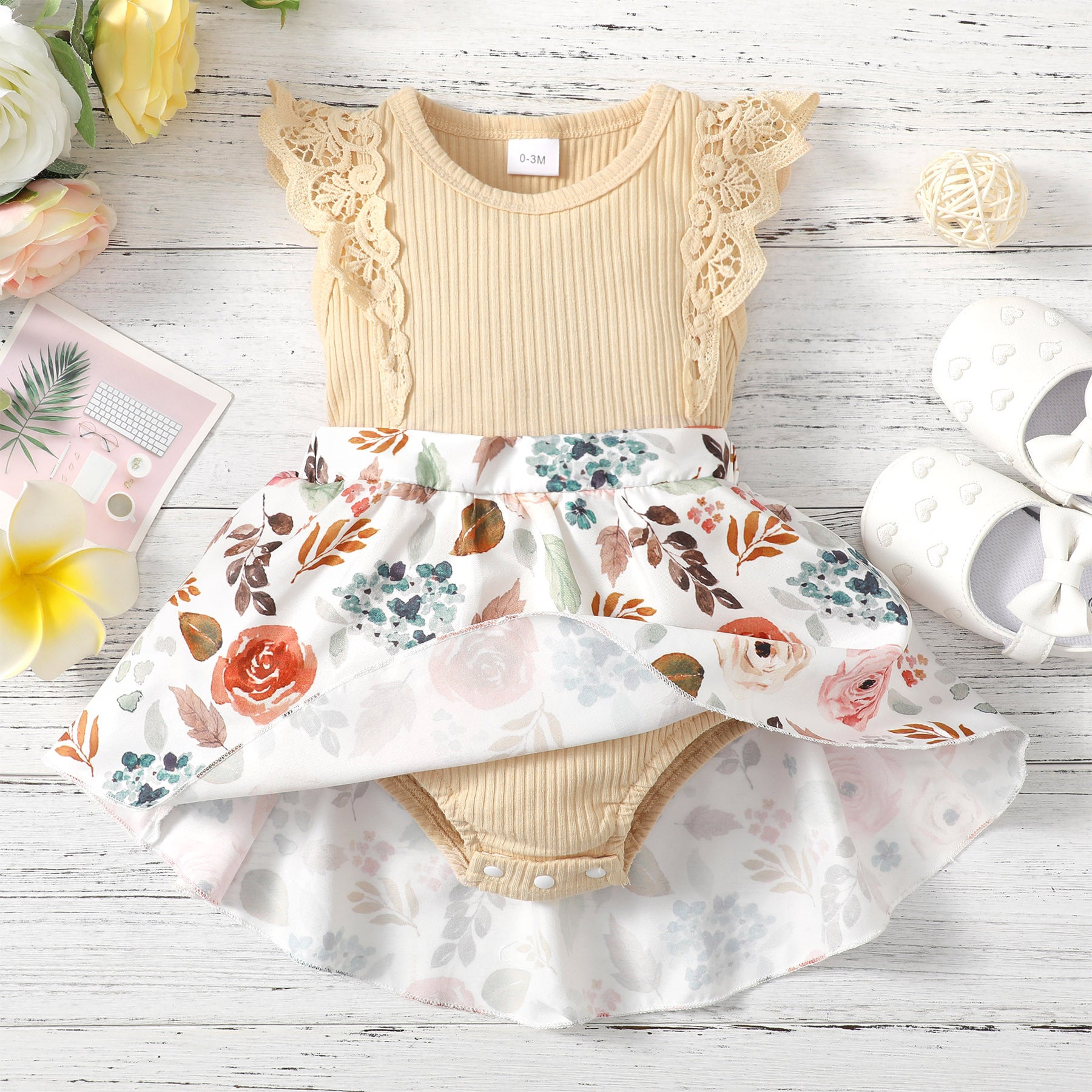 Venta al por mayor Ropa de bebé con vestido floral de poliéster con adornos de encaje